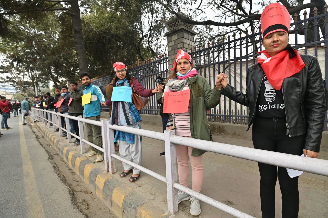 प्रतिगमनविरुद्ध टुँडिखेलमा मानव साङ्लो [तस्वीरहरू]